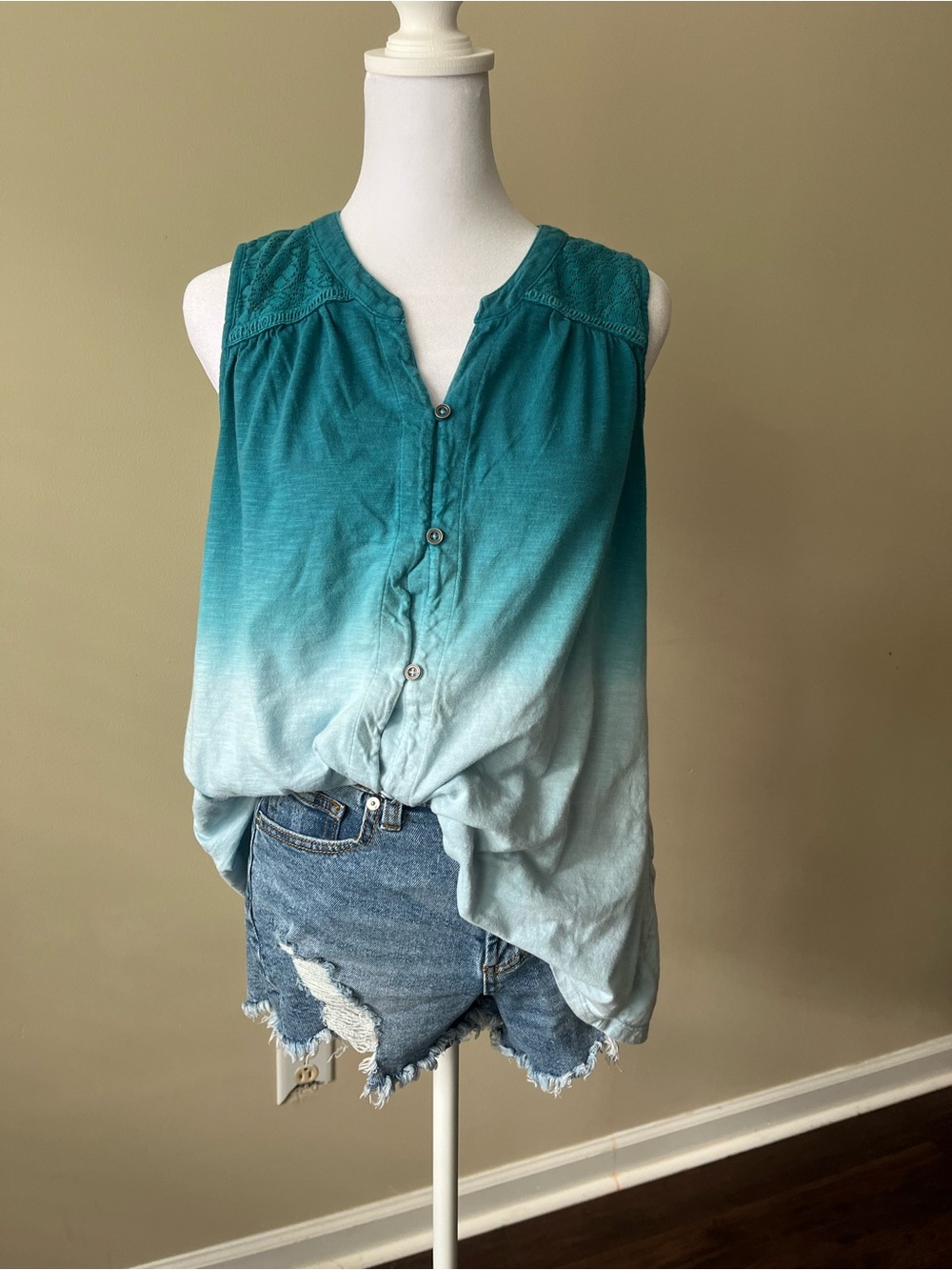 Sleeveless Teal Ombre Button-Front Women's Top